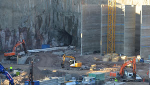 En femhundra meter lång tunnel har grävts ut med tanke på en eventuell framtida metrostation. Grävskopor i arbete. I bakgrunden syns ingång till tunnel.