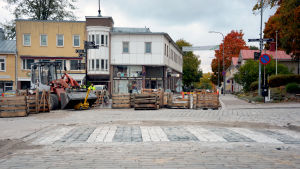 Två övergångsställen anläggs på Gustav Wasas gata vid slutet av Kungsgatan. En kullerstensgata där det har lagats ett övergångsställe. I bakgrunden syns en grävskopa.