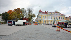 Alla fordon ska köra in för att parkera via Stora Kyrkogatan. Det blir ett parkeringsområde på vardera sidan av gatan. Kullerstensgatan Stora Kyrkogatan som leder upp mot gamla stadshuset i Ekenäs.