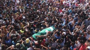 Den dödade 11-åringen Nasirs begravning. Dödad 11-årig pojke bärs av människor i Srinagar, Kashmir.