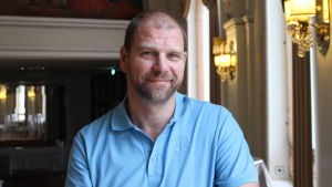 Svenska Teaterns före detta chef Johan Storgård säger att han inte hunnit tänka på att söka jobbet som Kulturfondens vd. Han tillägger ändå att det är en viktig post med tanke på svenskans framtid i Finland och den svenska kulturens riktning. Teaterchef Johan Storgård i andra våningens foaje