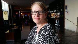 Pia Lindfors arbetar med flyktingfrågor. Pia Lindfors arbetar med flyktingfrågor.