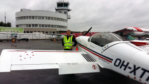Ett medborgarinitativ för Malms flygplats behandlas på våren. Timo Hyvönen på Malms flygplats poserar vid en Van's Aircraft RV-6