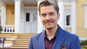 Tommi Virtanen (Eero Ritala) toimii pikatreffien isäntänä.