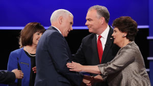 Karen Pence (längst till vänster), republikanernas vicepresidentkandidat Mike Pence, demokraternas Tim Kaine och hans fru Anne Holton efter att tv-debatten avslutats. Karen Pence (längst till vänster), republikanernas vicepresidentkandidat Mike Pence, demokraternas Tim Kaine och hans fru Anne Holton efter att tv-debatten avslutats.