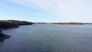 En fantastisk utsikt över sundet från bron Utsiken från Norsströmmens bro i Nagu