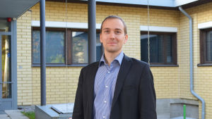 Hur hälsovården i Grankulla ser ut på lång sikt är svårt att säga, men på kort sikt kommer det inte att bli så stora förändringar, konstaterar stadsdirektör Christoffer Masar. Christoffer Masar utanför Grankulla hälsocentral