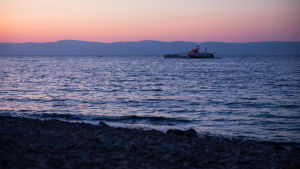 Miljöorganisationen Sea Shepherds fartyg Brigitte Bardot vid Lesbos nordkust i början av oktober. Turkiets kust i bakgrunden. Sea Shepherd hjälpte till att rensa stränderna och havsbottnen från skräp efter båttrafiken tidigare. Miljöorganisationen Sea Shepherds fartyg Brigitte Bardot vid stranden i Skala Sykamineas på Lesbos. Turkiets kust i bakgrunden.