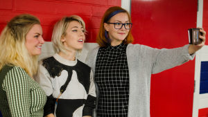 Izabella och Lina passar på att ta en selfie med Veronica. Meet and greet med Veronica Maggio
