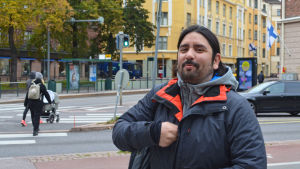 Erik Olguin Alvarez drar upp jackans dragkedja mot oktoberkylan. Ung man i höstlig gatumiljö.