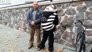 Jan Jalutsi har blivit stödperson för unga brottslingar efter egen lång kriminell bakgrund. Jan Jalutsi tillsammans med en ung kille som står med ryggen mot kameran.