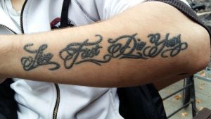 "Kristian" har en tatuering med texten "Live fast, die young" Tatuering med texten "live fast die young"