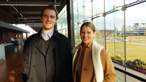 Theo Sjöblom och Veronica Aspelin var glada över att höra om betydelsen av utbildning. Veronica Aspelin och Theo Sjöblom är aktiva inom Svensk ungdom.