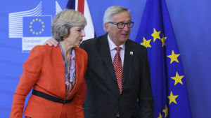 Storbritanniens premiärminister Theresa May välkomnas av EU-kommissionens ordförande Jean-Claude Juncker till ett möte på kommissionen 21.10.2016