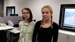 Vi håller med Mikander. Skolböckerna är eurocentriska, säger Sara Moring och Emilia Öfverström. Sara Moring och Emilia Öfverström.