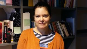 Mikander tycker att lärarna kunde ta med sina elever på demonstrationer för att synliggöra skolans värdegrund och läroplan. Pia Mikander framför en bokhylla.
