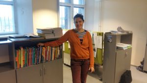 Det finns bloggar, videor och levande personer att intervjua om till exempel krig, påpekar Mikander. Det kompletterar läroböckerna. Pia Mikander vid en bokhylla.