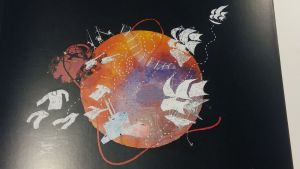 Avhandlingens pärm signerad Jenny Lucander-Holm. Symboliserar avhandlingens teman. En bild på en bokpärnm med ett jordklott fåglar och tröjor som flyger. Kanske de symboliserar migration?