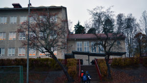 John Gardberg jobbade i det som idag är Katarinaskolan mellan åren 1929 till 1964. Skolgården vid Katarinaskolan i Karis, Raseborg.