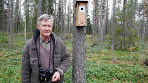 Ossi Pihajoki vei yhden pöntöistä seurakunnan luontopolulle Ossi Pihajoki ja linnunpönttö