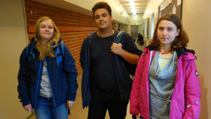 Gymnasieeleverna Tekla Jäntti, Franscesco Paukku och Brandusa Gardberg. Tre elever i Tölö gymnasium.