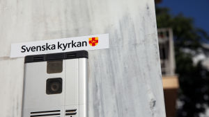 Svenska kyrkans dörrklocka i Aten i hörnet av gatorna Dedalou och Monis Asteriou. Svenska kyrkans dörrklocka i Aten.