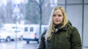 Fredrica Nyman är fortfarande inte frisk men hoppas att hon en dag ska kunna börja jobba igen. Fredrica Nyman står ute i höstvädret.