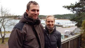 Sara och Einar Wallentowitz söker en ny köpman som vill ta över butiken i Kirjais. Einar och Sara Wallentowitz vid Kirjais Byhandel med utsikt över gästhamnen.