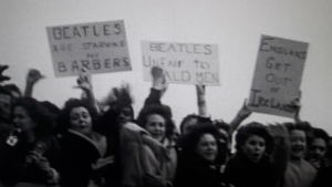 Alla var inte ledsna över att The Beatles åkte på turné till USA. På flygfältet var det också några som tog farväl med plakat med texten Beatles gör barberarna arbetslösa och Beatles är en orättvisa mot skalliga män. Fans som tar avsked av The Beatles på Heathrow år 1964.