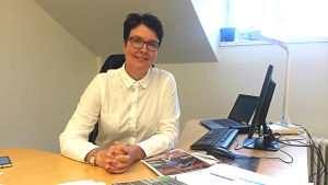 Tuija Åstedt är direktör vid Helsingfors Diakonissanstalt. Tuija Åstedt, operativ direktör och ansvarig för asylsökande vid Diakonissanstalten i Helsingfors