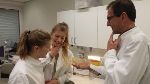 Dora Lagerspetz och Anna Merne forskar tillsammans med forskare Tom Wiklund. Elever forskar tillsammans med forskare Tom Wiklund