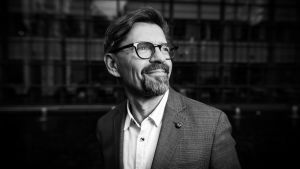 Enligt Erkki Astala är språkfrågan inte svartvit. Erkki Astala poseeraa hymyillen katsoen kuvan oikeaan viistoon.