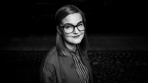 Nainen, Salla-Rosa Leinonen poseeraa hymyillen kameralle.