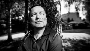 Juha-Pekka Hotinen nojaa puuhun.