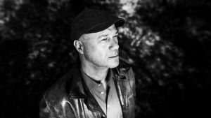 Pekka Savolainen katsoo kaukaisuuteen.