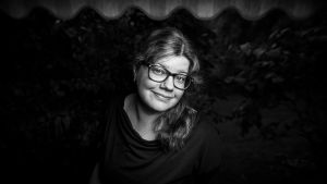 Nainen, Laura Jaakkola poseeraa ja hymyilee kameralle.