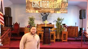 Hoppfull. Pastor Pablo Pizarro har förtroende både för polisen och invånarna i Newark. Pastor Pablo Pizarro står framför altaret i sin kyrka i Newark i USA.