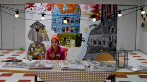Cirka 15 000 papperskalendrar skickas ut runt om i Svenskfinland. Här sitter Aida och delar ut en del av kalendrarna. Aida delar ut årets julkalendrar.