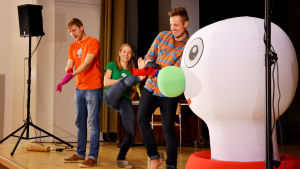 Staffan, Hanna och Jontti bjöd på en underhållande show. Staffan, Hanna och Jontti förbereder sig inför strumpkören.
