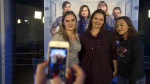 Krista Putkonen-Örn poseeraa kahden fanin kanssa Syke-fanitilaisuudessa.
