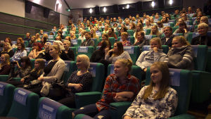 Ylen auditoriossa istuu Syke-sarjan faneja.
