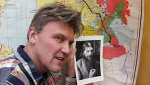 Lektor Långbacka med foto av Rasputin Karl-David Långbacka håller upp foto av Rasputin