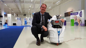 Nicholas Andersson från Airo Island och marknadsföringsroboten J2-B2 Nicholas Andersson på organisationen Airo Island och roboten J2B2