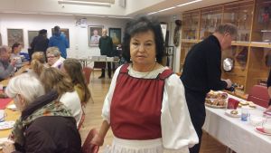 Raakel Oksman talar inte karelska dagligen. Raakel Oksman på den traditionella julmarknaden på Karelska huset,