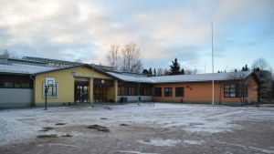 Nuvarande Sjundeå Svenska skola. En snöig gård framför Sjundeå svenska skola.