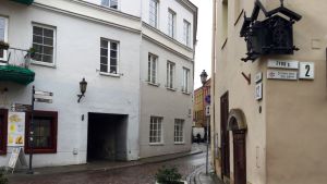 Judiska gatan ligger mitt i de äldsta delarna av Vilnius. Hörnet av Judiska gatan och Stiklių i de gamla judiska kvarteren i Vilnius.