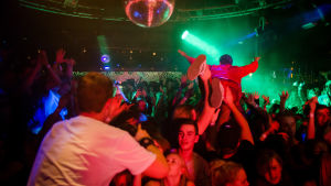 Vad är en glöggrunda utan en stagedive? Vimmelbild från Svenska Talande Klubben på Glöggrundan i Åbo.