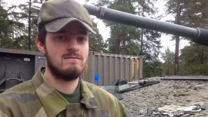 Linus Bernard skickades överraskande med sitt förband från Boden i Norrland till Gotland. Linus Bernard i militär tjänsteuniform, framför ett pansarskyttefordon.