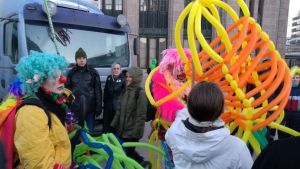 Också Loldiers of Odin är på plats Clownerna Loldiers of Odin deltar i självständighetsdagens demonstration