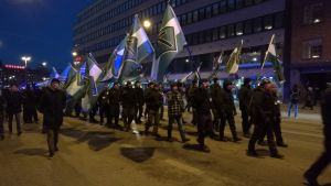 Nordiska motståndsrörelsen marscherade på gatorna i Helsingfors under självständighetsdagen 2017. Demonstranter från Nordiska motståndsrörelsen marscherar på Helsingfors gator.